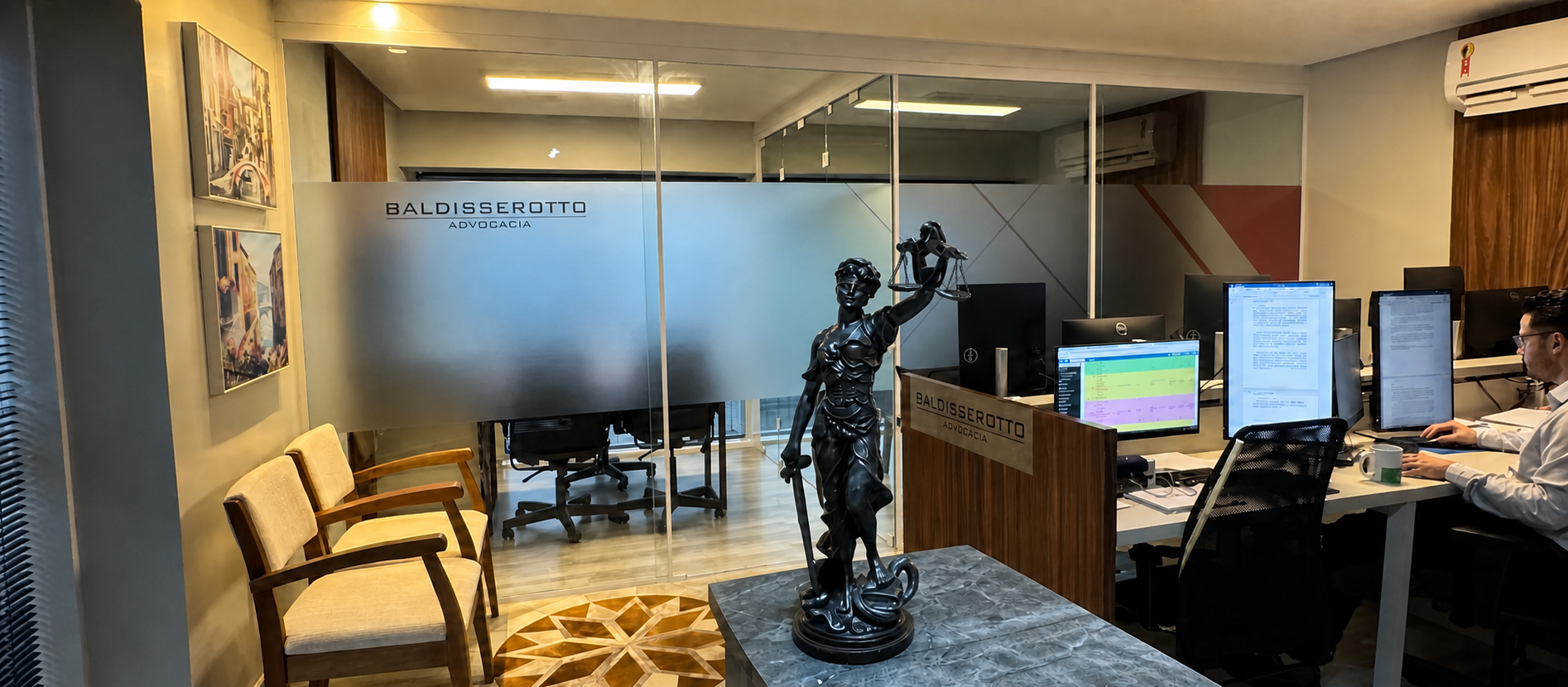 Ambiente do escritório Baldisserotto Advocacia com a estátua de Themis